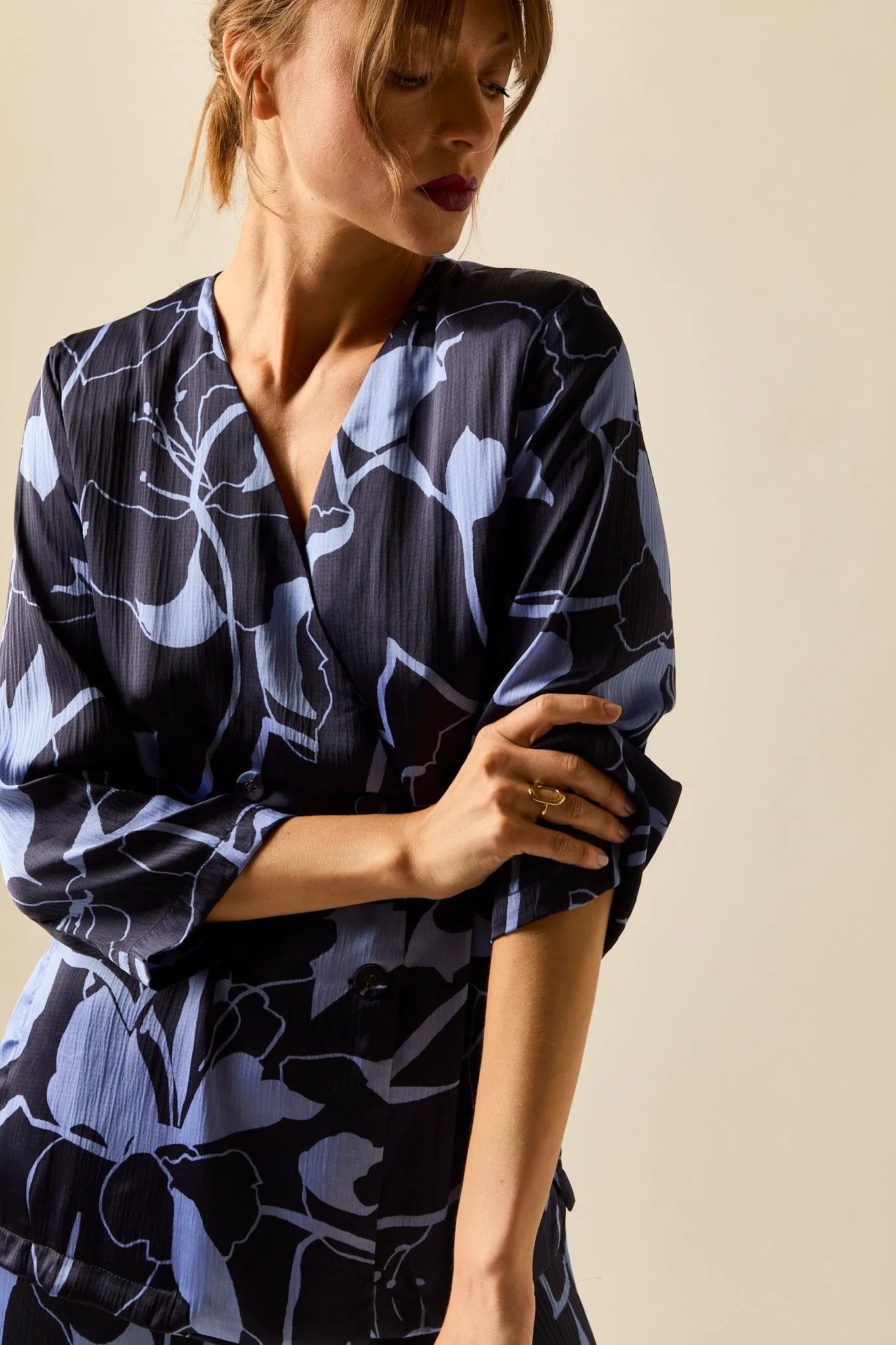 Blazer satinada print floral azul lavanda