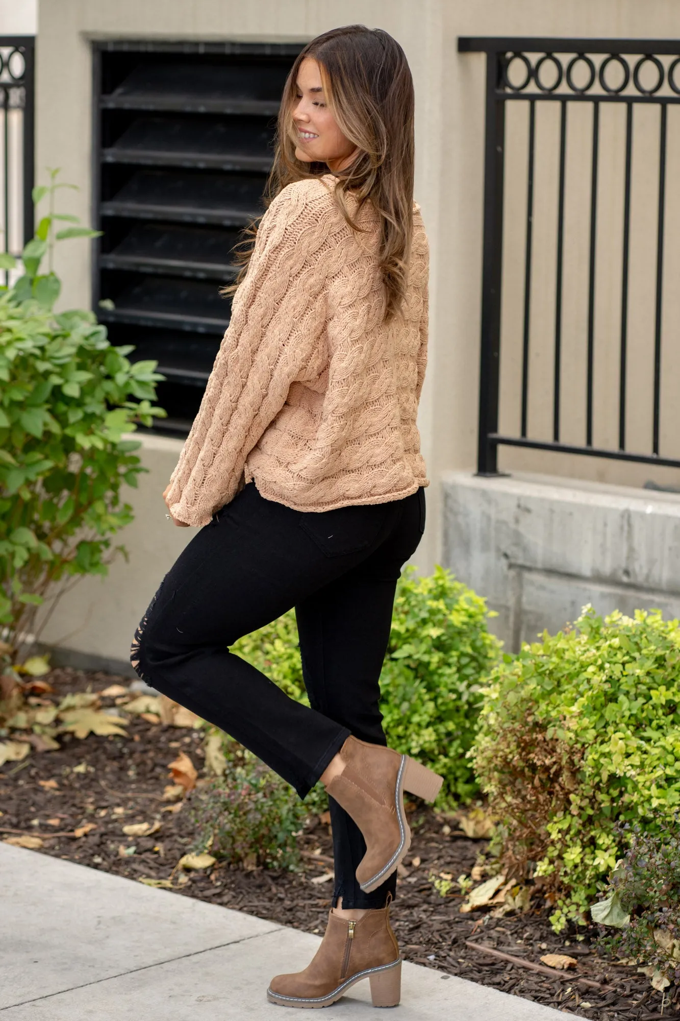Round Neck Cable Knit Cropped Sweater