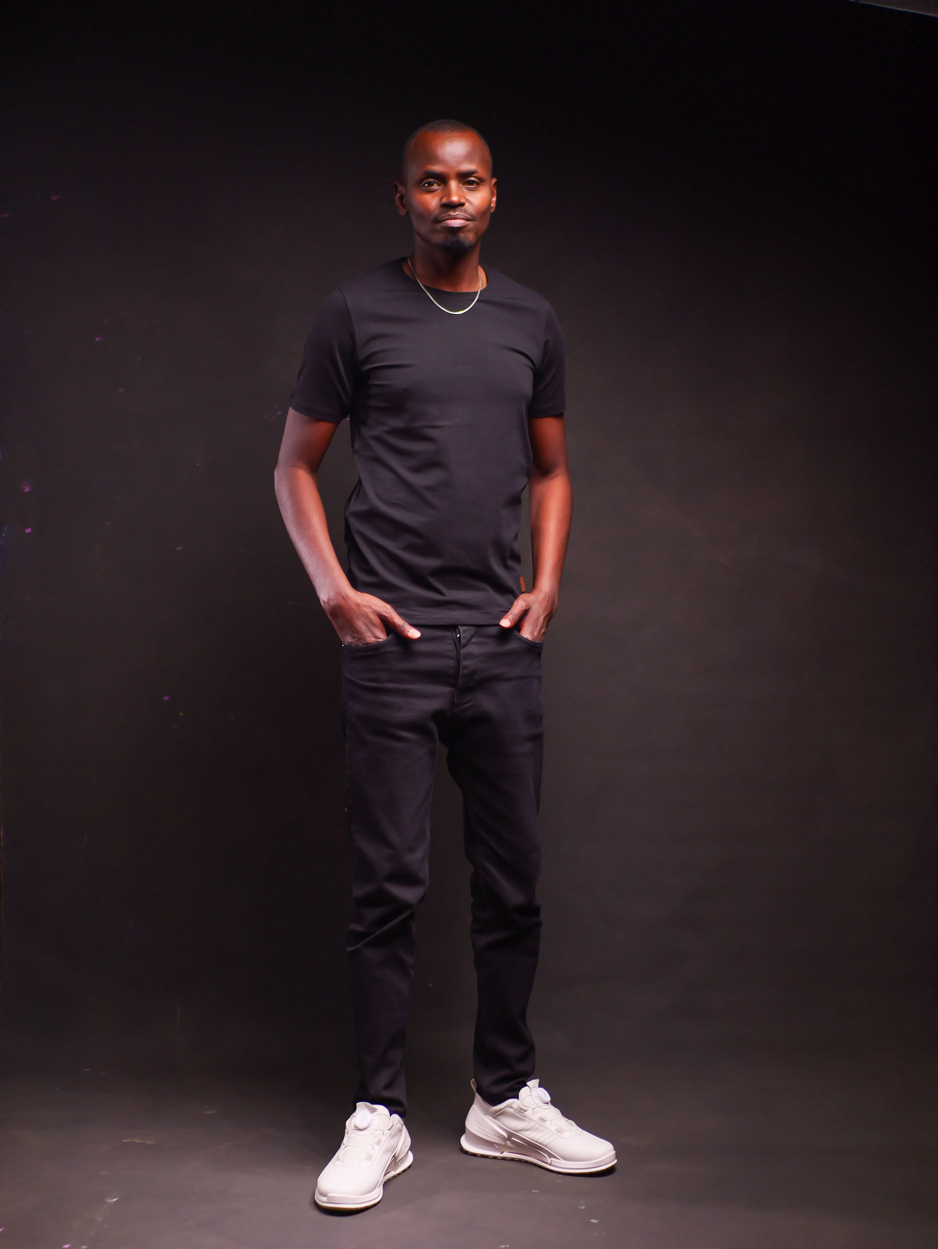 Round T-shirt- Black