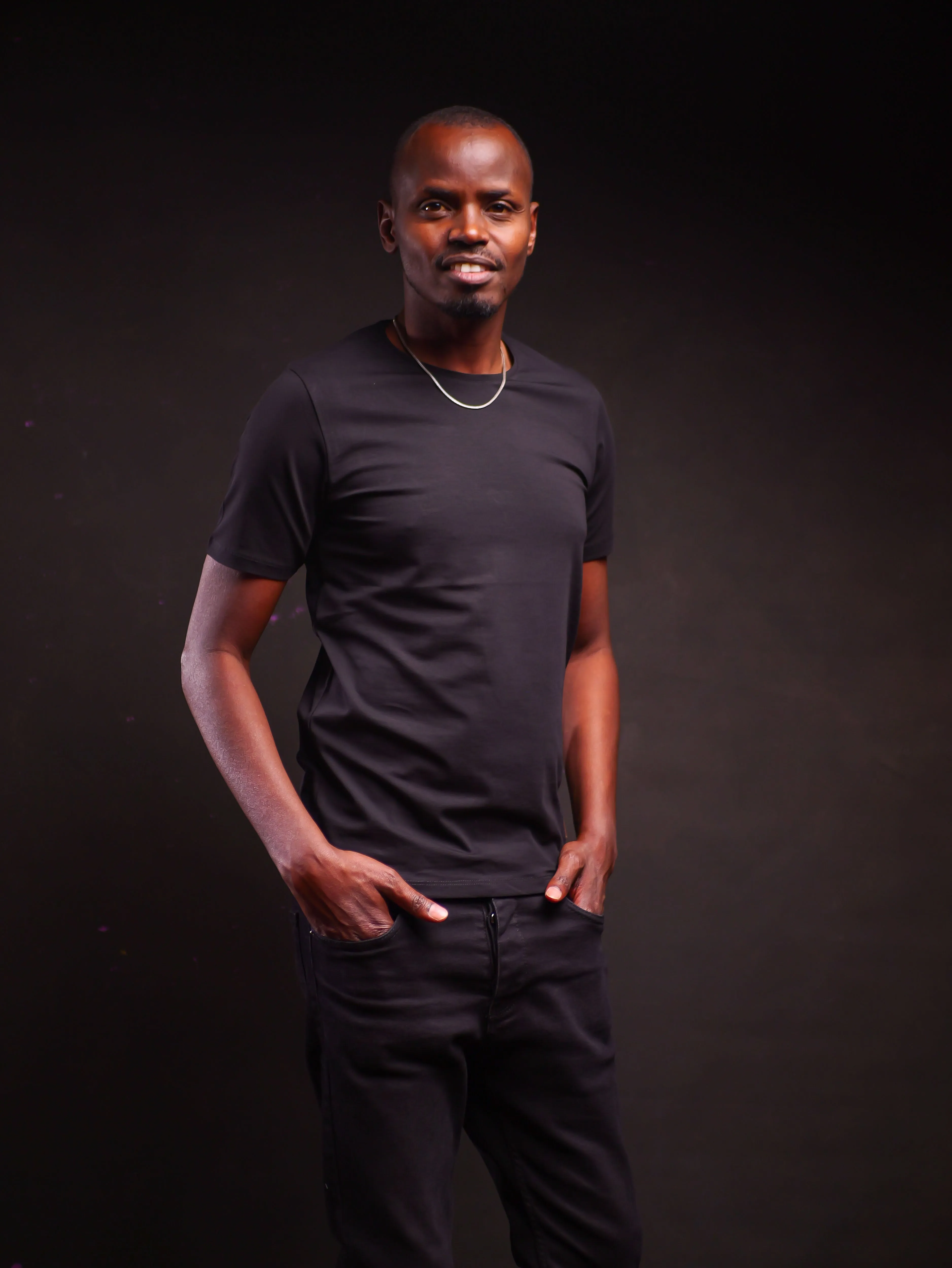 Round T-shirt- Black