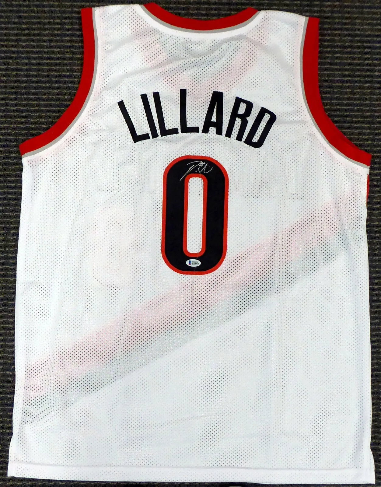 Trail Blazers Damian Lillard Autographed White Jersey (Mark) Beckett #Z54424