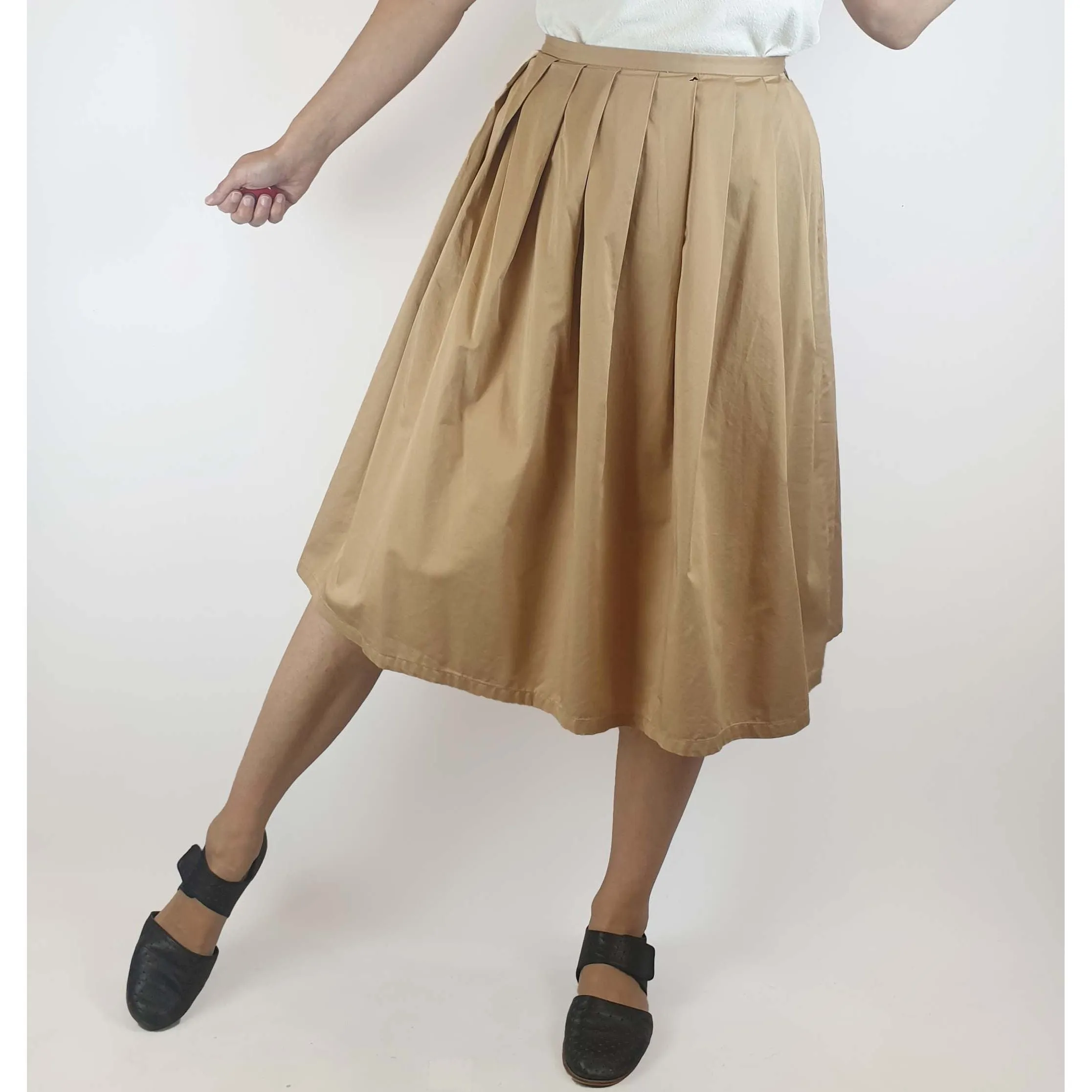 Wayne Cooper preloved beige 100% cotton high waisted pleated skirt size 1 (best fits size 8)